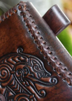 Gürteltasche aus Leder mit Drachen-Prägung, Braun