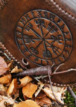 Gürteltasche aus Leder mit Vegvísir-Prägung, Braun