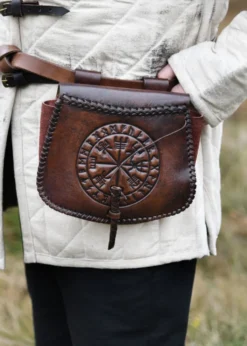 Gürteltasche aus Leder mit Vegvísir-Prägung, Braun