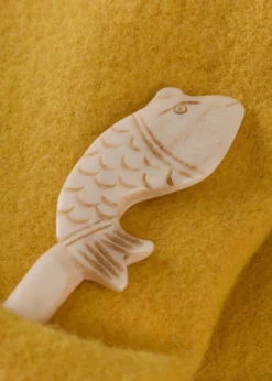 Haarnadel / Gewandnadel aus Knochen mit Fisch-Motiv