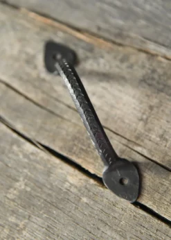 Handgeschmiedeter Griff aus Stahl