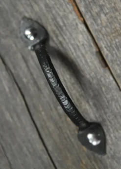 Handgeschmiedeter Griff aus Stahl