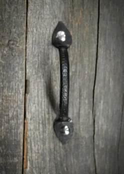 Handgeschmiedeter Griff aus Stahl