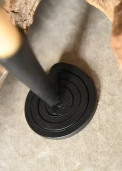 Handgeschmiedeter Kerzenhalter mit spiralförmigem Fuß