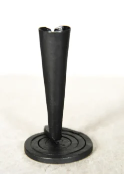 Handgeschmiedeter Kerzenhalter mit spiralförmigem Fuß