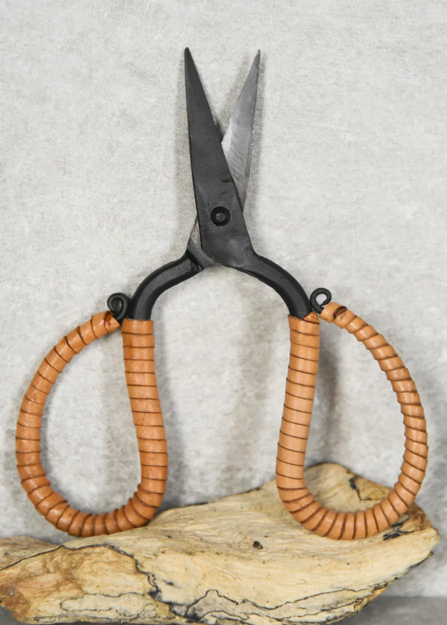 Handgeschmiedete Schere mit Lederwicklung