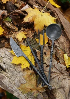 Handgeschmiedetes Essbesteck, vierteilig mit Ledertasche