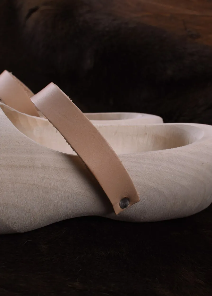 Holzschuhe mit Lederriemen