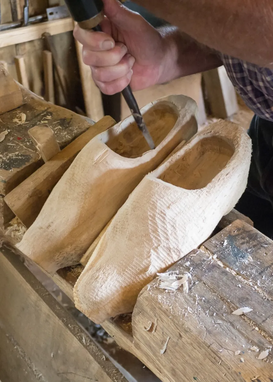 Holzschuhe mit Lederriemen