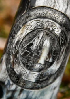 Hornbecher, Bierkrug mit Holzboden und Valknut-Motiv Nr.1