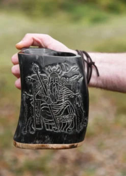 Hornbecher, Bierkrug mit Holzboden und Odin-Motiv