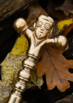 Keltischer Dolch mit Bronzegriff und Lederscheide