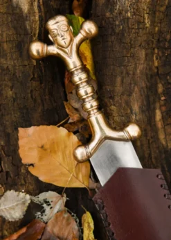 Keltischer Dolch mit Bronzegriff und Lederscheide