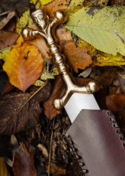 Keltischer Dolch mit Bronzegriff und Lederscheide