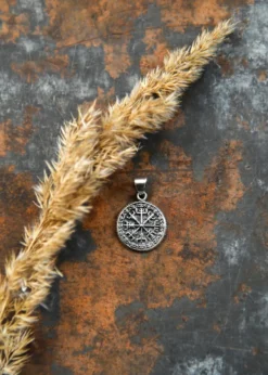 Kettenanhänger aus Silber - Vegvísir