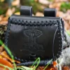 Kleine Gürteltasche aus Leder mit Thorshammer-Prägung, Schwarz