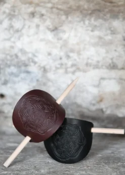Kleine Haarspange aus Leder mit Wikinger-Motiv & Holzstift
