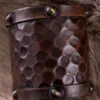 Kleiner Armschützer aus Leder ohne Zierbeschläge