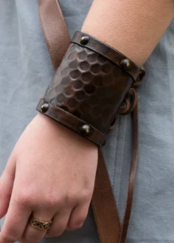 Kleiner Armschützer aus Leder ohne Zierbeschläge