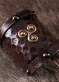 Kleiner Armschützer aus Leder mit Keltischem Triskel-Motiv