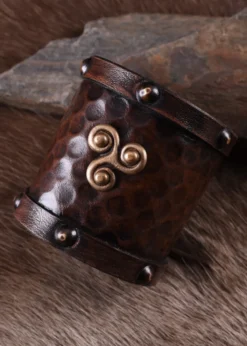 Kleiner Armschützer aus Leder mit Keltischem Triskel-Motiv