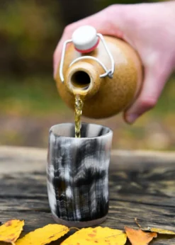 Kleiner Hornbecher mit Holzboden, ohne Henkel