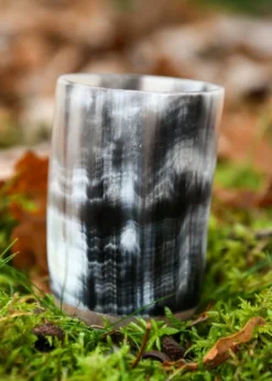 Kleiner Hornbecher mit Holzboden, ohne Henkel