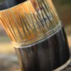 Kleiner Hornbecher mit Holzboden und Carving
