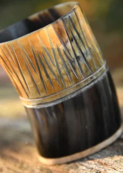 Kleiner Hornbecher mit Holzboden und Carving