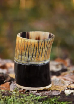 Kleiner Hornbecher mit Holzboden und Carving