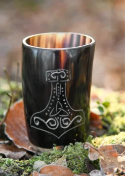 Kleiner Hornbecher mit Holzboden und Mjölnir
