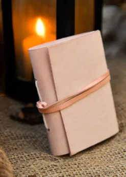 Kleines Notizbuch mit Ledereinband, 80 x 110 mm