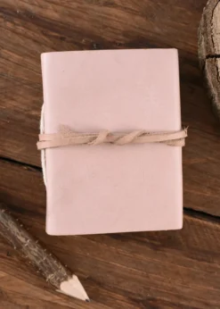 Kleines Notizbuch mit Ledereinband, naturfarben, ca. 7 x 9 cm