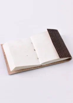 Kleines Notizbuch / Tagebuch mit geprägtem Ledereinband, ca. 9 x 7 cm