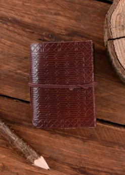 Kleines Notizbuch / Tagebuch mit geprägtem Ledereinband, ca. 9 x 7 cm