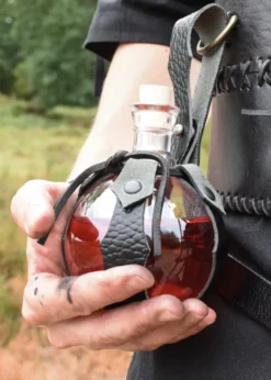 Kugel-Feldflasche aus Glas mit Gürtelhalter aus Leder