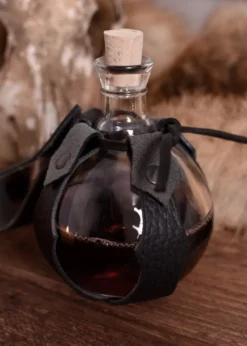 Kugel-Feldflasche aus Glas mit Gürtelhalter aus Leder