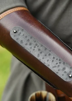 Leder Armschützer Arnulf mit Metalldetails, braun, Paar