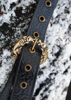 Ledergürtel mit Prägung in keltischem Muster, schwarz