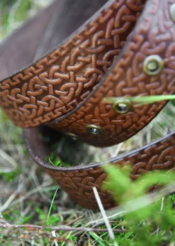 Ledergürtel mit Schnalle und Prägung in keltischem Muster, braun