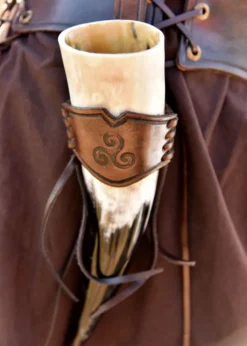Leder Hornhalter für Trinkhorn, geprägte Triskele, dunkelbraun, versch. Größen