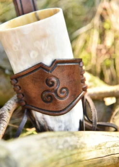 Leder Hornhalter für Trinkhorn, geprägte Triskele, dunkelbraun, versch. Größen