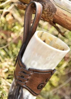 Leder Hornhalter für Trinkhorn, geprägte Triskele, dunkelbraun, versch. Größen