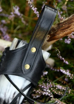 Leder Hornhalter für Trinkhorn, geprägte Triskele, schwarz, versch. Größen