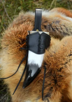 Leder Hornhalter für Trinkhorn, geprägte Triskele, schwarz, versch. Größen