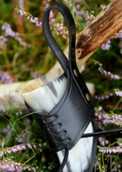 Leder Hornhalter für Trinkhorn, geprägte Triskele, schwarz, versch. Größen