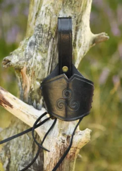 Leder Hornhalter für Trinkhorn, geprägte Triskele, schwarz, versch. Größen