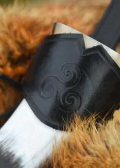 Leder Hornhalter für Trinkhorn, geprägte Triskele, schwarz, versch. Größen