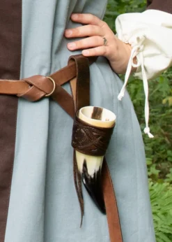 Leder Hornhalter für Trinkhorn, geprägter Drache, Jelling-Stil, dunkelbraun