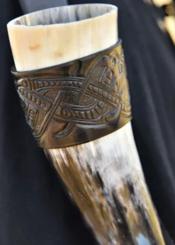 Leder Hornhalter für Trinkhorn, geprägter Drache, Jelling-Stil, dunkelbraun